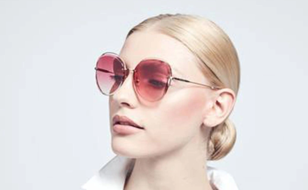 عینک آفتابی بولون - BOLON BL7052- عکاسی وحدت - رنگ رزگلد و عدسی آبی طیف دار - عکس زاویه سه رخ