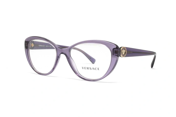 عینک طبی زنانه ورساچه فریم گربه ای بنفش روی دسته لوگو نگین کاری شده - عکس از زاویه سه رخ