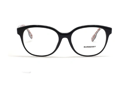 عینک طبی کائوچویی بربری فریم کائوچویی بیضی شکل رنگ مشکی با لوگوی طلایی بربری گوشه ی عینک - عکس از زاویه روبرو