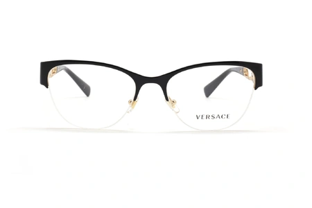 عینک طبی زنانه ورساچه فریم زیرگریف ابرویی مشکی دسته ها طلایی مشکی طرح سنجاق قفلی لوگو ورساچه - عکس از زاویه روبرو 