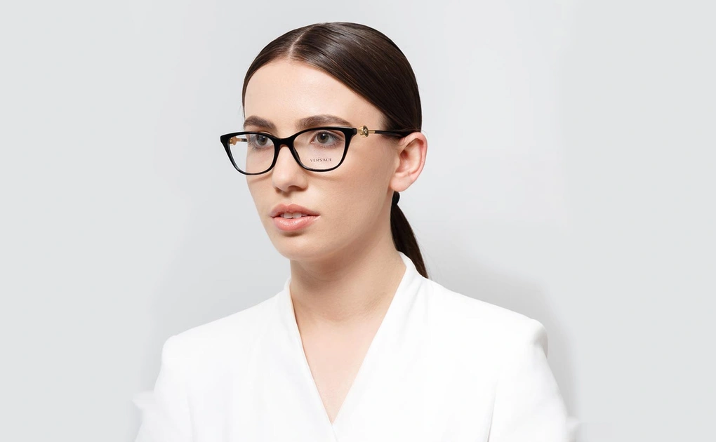 عینک طبی زنانه ورساچه فریم کائوچویی گربه ای رنگ مشکی - عکس از مدل خانم 