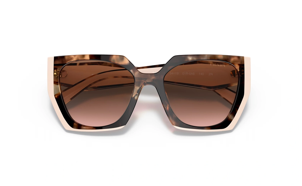 عینک آفتابی پروانه‌ای پرادا مدل SPR15W - رنگ فریم قهوه ای هاوانا - عکس از زاویه بسته عینک