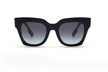 عینک آفتابی زنانه بربری فریم کائوچویی مشکی با دسته های طرح بربری و عدسی سورمه ای طیف دار - عکس از زاویه روبرو