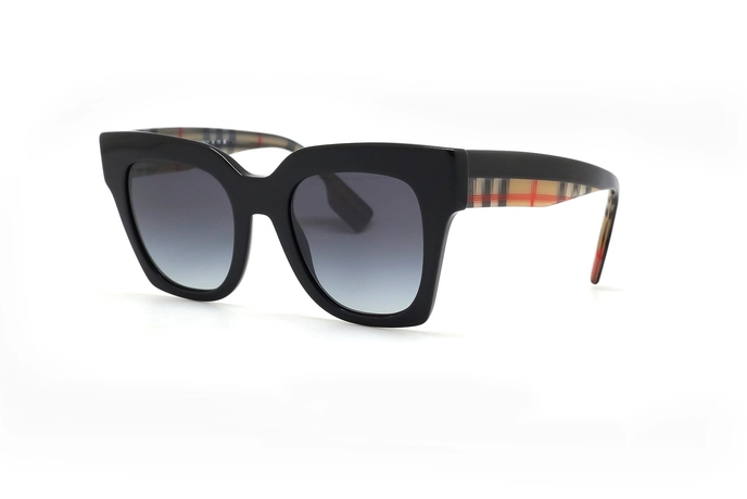 عینک آفتابی زنانه بربری فریم کائوچویی مشکی با دسته های طرح بربری و عدسی سورمه ای طیف دار - عکس از زاویه سه رخ