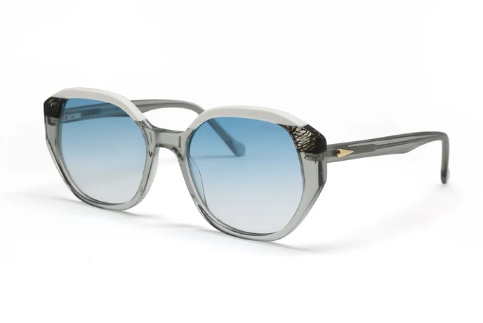 عینک آفتابی زنانه پروانه‌ای لومیر به رنگ طوسی شیشه‌ای و عدسی آبی طیف‌دار - زاویه سه‌رخ