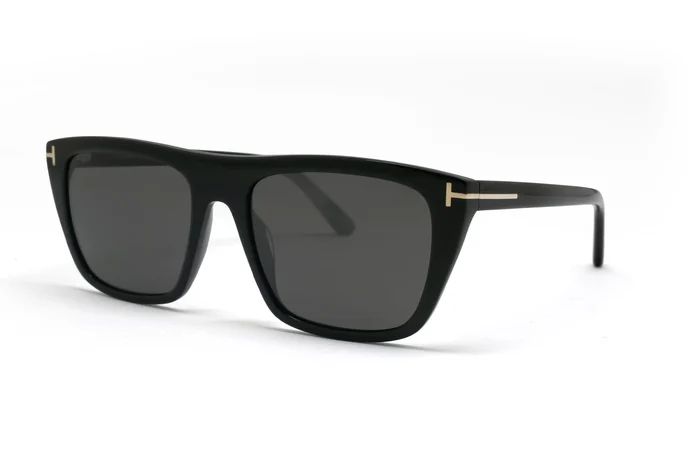 عینک آفتابی کائوچویی مشکی تام فورد - زاویه سه رخ