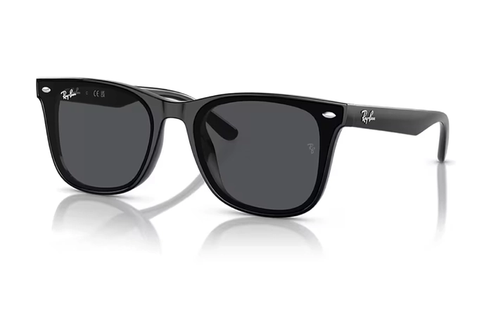 عینک آفتابی ری بن مدل RB4420-60187-فریم مربعی کائوچویی مشکی با عدسی دودی-عکس از زاویه سه رخ