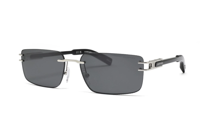 عینک آفتابی مسطتیلی شوپارد با عدسی دودی - عکس از زاویه سه رخ